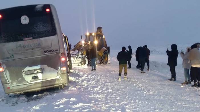 Kars’ta kar nedeniyle mahsur kalan tur otobüsündeki 30 kişi kurtarıldı