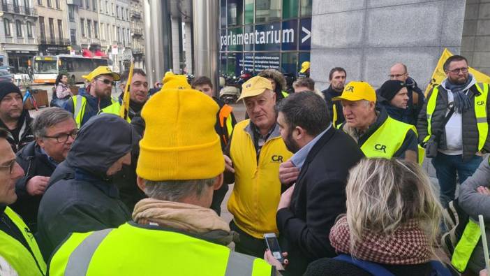 Avrupa Parlamentosu önünde çiftçilerden protesto