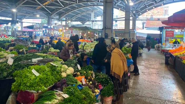 Pazarda fiyatlar düştü, vatandaş yoğun ilgi gösterdi