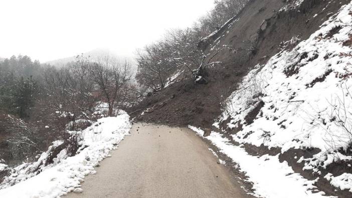 Karabük'te heyelan köy yolunu ulaşıma kapattı!