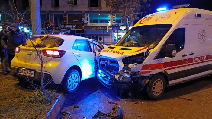 Batman’da gelin arabası ambulansla çarpıştı