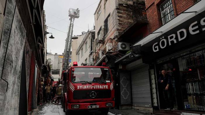 Fatih'te ayakkabı deposunda yangın paniği