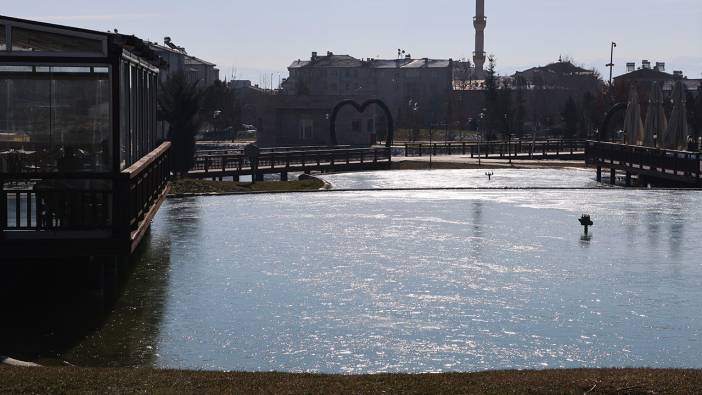 Şehir buz kesti, süs havuzları dondu! Meteoroloji'den üst üste uyarı