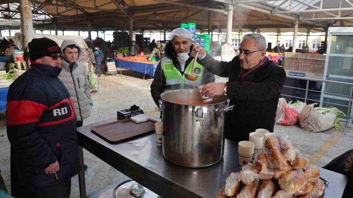 Başkan Işık Kütahyalılara çorba ikram etti