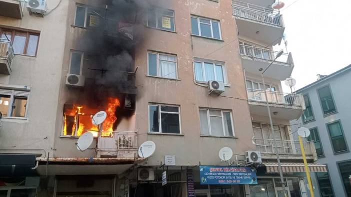 İzmir’de apartmanın ikinci katında yangın çıktı! 3 kişi hastanelik oldu