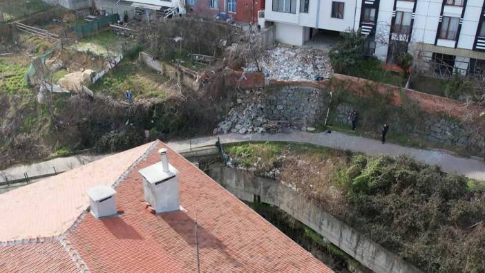 Arnavutköy’de okul yolundaki istinat duvarı çöktü