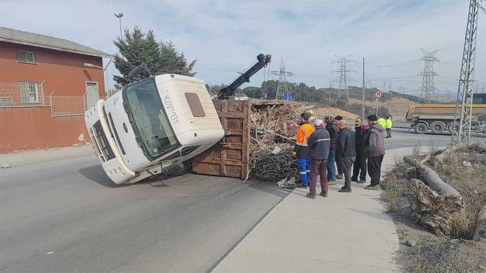 Sultangazi'de tır devrildi: Hurda demirler yola döküldü