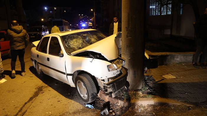 Otomobil aydınlatma direğine çarptı: 1'i ağır 3 yaralı