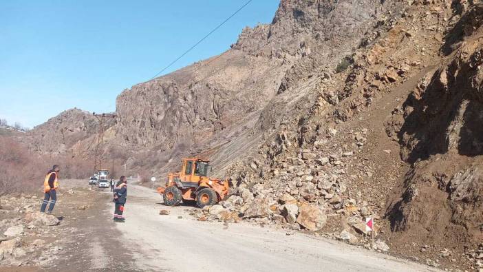 Tunceli-Erzincan karayolunda heyelan! Ekipler sevk edildi