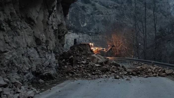 Artvin-Ardanuç karayolunda heyelan