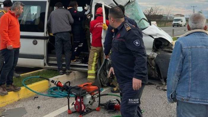 Fabrika işçilerinin servisi ile TIR çarpıştı