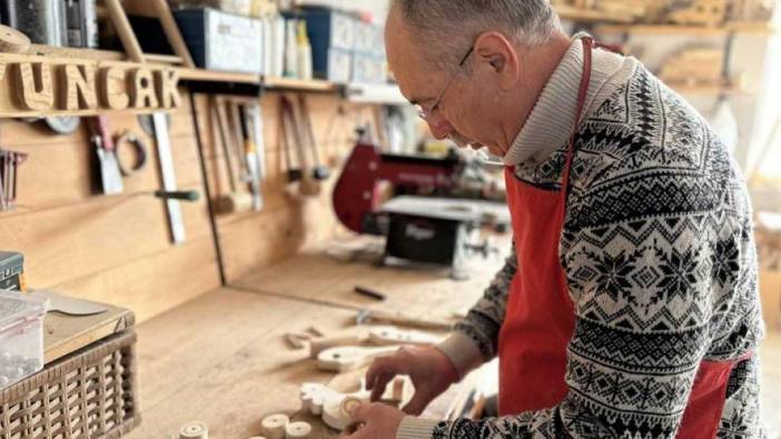 Ahşaptan oyuncaklar yaparak kazanç sağlıyor