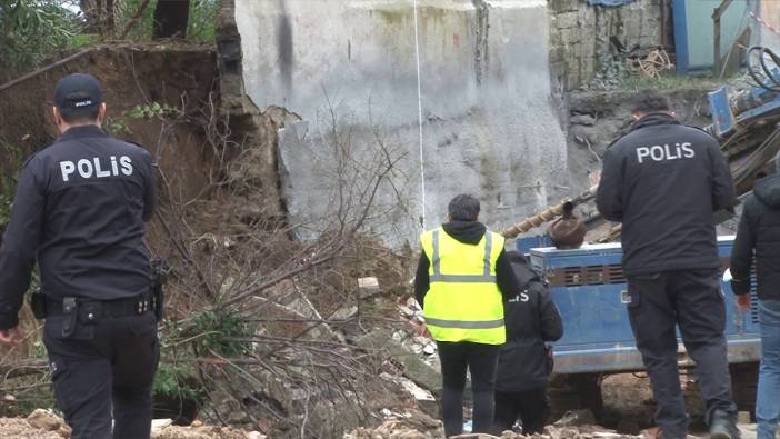 Kadıköy’de istinat duvarı iş makinesinin üzerine çöktü: 1 yaralı