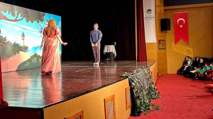 AKM’de ‘Taht Oyunları’ kahkahaya boğdu