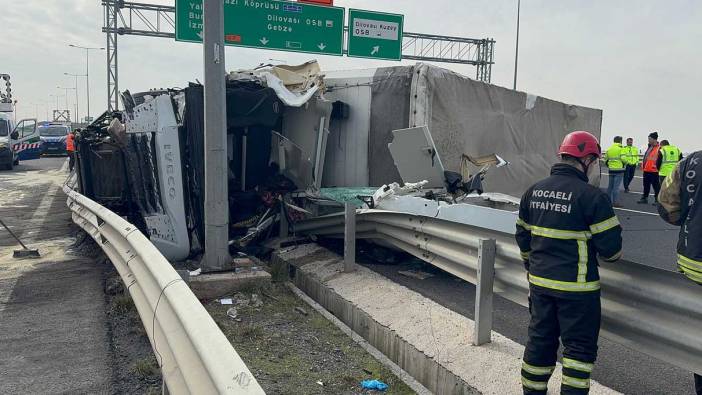 Kocaeli'nde tır devrildi! Sürücü yaşamını yitirdi