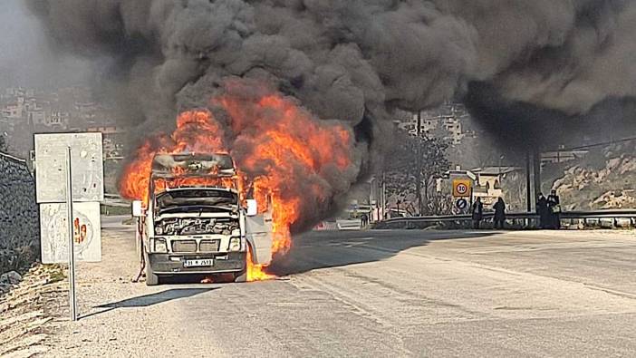 Hatay'da seyir halindeki yolcu minibüsü alev alev yandı