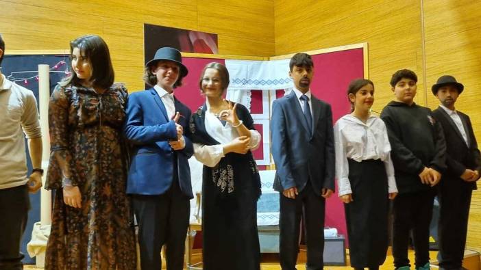 Öğrenciler sahnenin tozunu attırdı