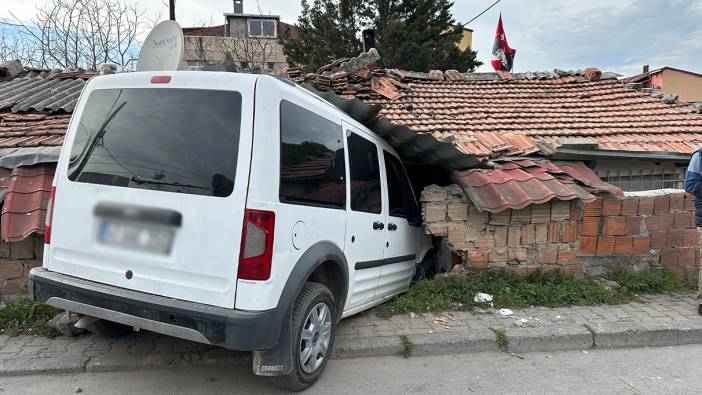 Ataşehir’de hafif ticari araç müstakil eve girdi