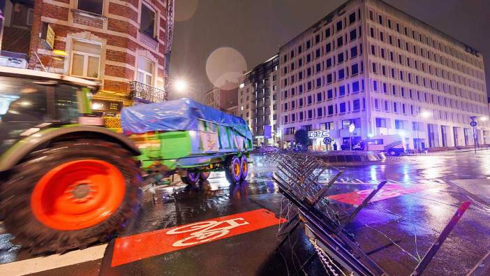 Belçika’da çiftçi protestosu! Caddeleri ateşe verdiler