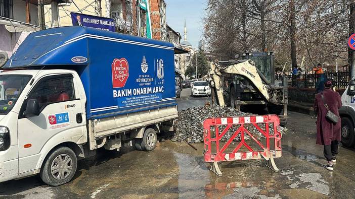 Beyoğlu'nda patlayan borudan fışkıran su binaların boyunu aştı