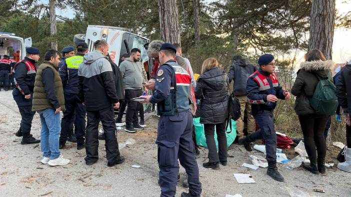 Kartalkaya yolunda freni boşalan minibüs devrildi: 14 yaralı