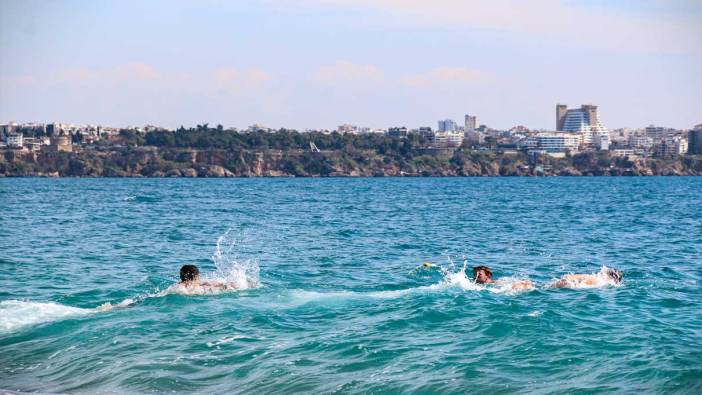 Termometreler 20 dereceye ulaştı! Sıcaklığı hisseden denize koştu