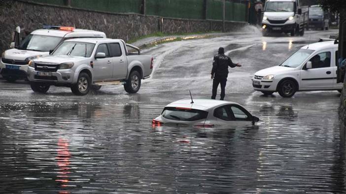 İzmir'de sağanak yağış etkisini gösterdi! Hayatı olumsuz etkiledi