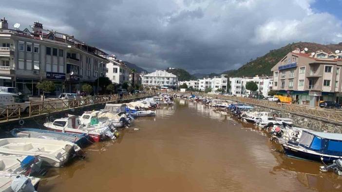 Marmaris’te denizin rengi değişti