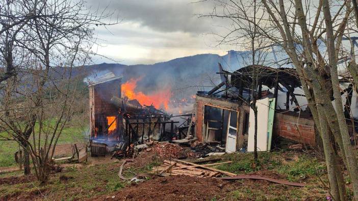 Kastamonu’da 3 katlı ev küle döndü