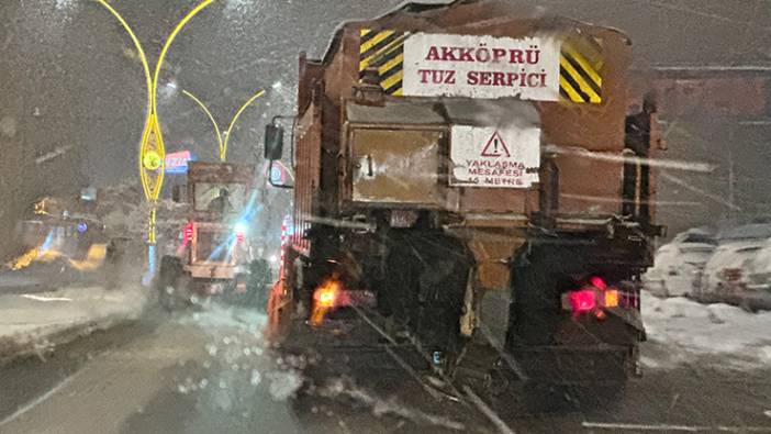 Kar yağışı Yüksekova-Esendere karayolunu ulaşıma kapattı