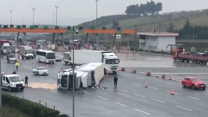 Bursa'da tır sürücüsünün kontrolünden çıkarak devrildi