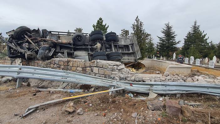 Virajı alamayan tır mezarlığa devrildi: 1 yaralı