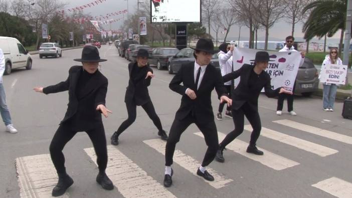 Kadıköy trafiğinde moonwalk dansı