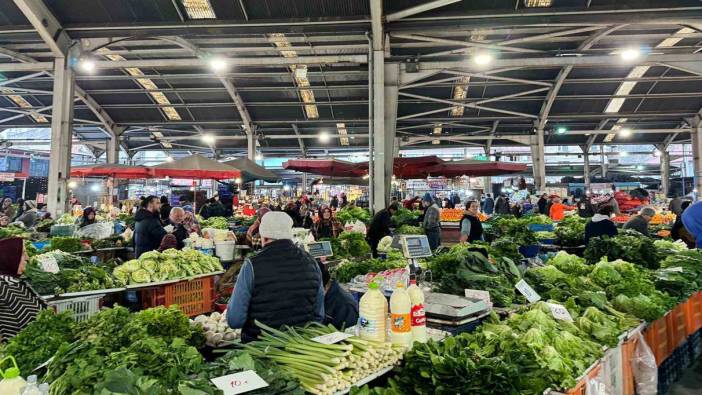 Halk pazarında bezelye 100 liradan alıcı buldu