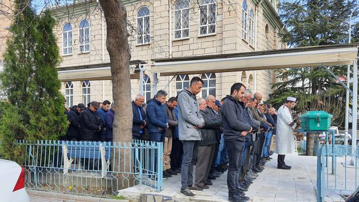 Cuma namazı kılarken kalp krizi geçirdi