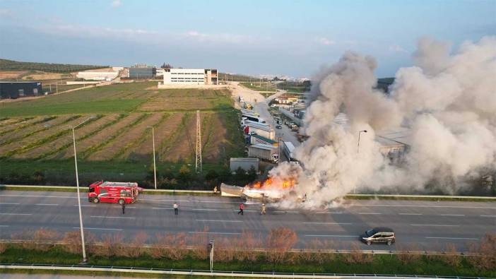 Bursa'da devrilen TIR'ın dorsesi alevlere teslim oldu