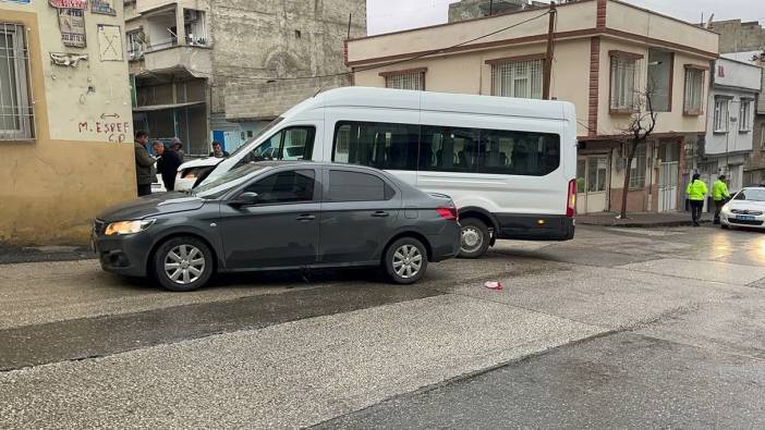 İşçi servisi ile otomobil çarpıştı: 3 yaralı