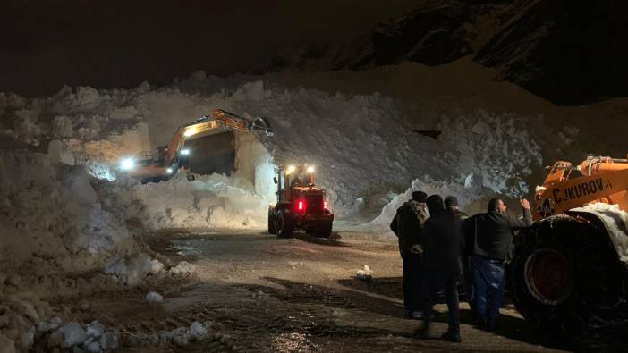 Hakkari-Çukurca karayoluna çığ düştü! Ekipler çalışıyor