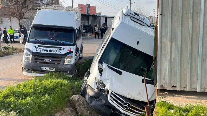 Antalya'da öğrenci ve işçi servisi çarpıştı: 9 yaralı