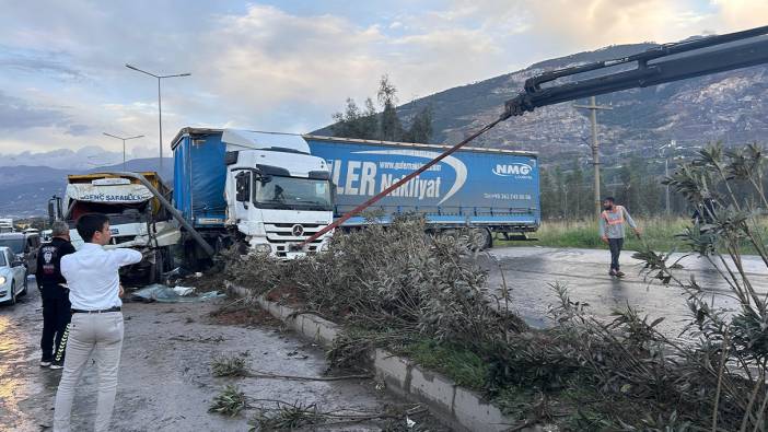 Hatay'da tır ile kamyon çarpıştı: 3 yaralı