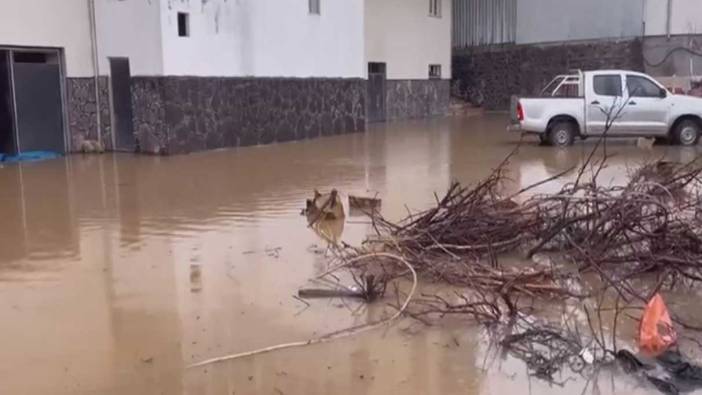 Elazığ’da sağanak vurdu yollar göle döndü