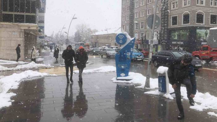 Erzurum’da mart sonunda lapa lapa kar yağdı