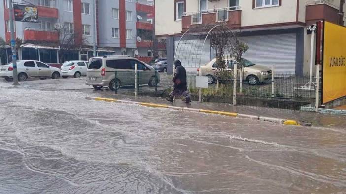 Balıkesir'i sel vurdu! Yollar göle döndü