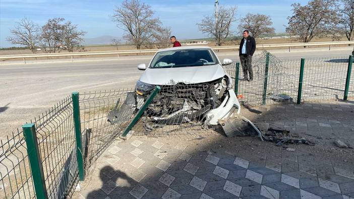 Konya'da kontrolden çıkan araç demir çitlere çarptı: 2 yaralı