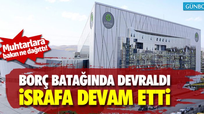 Borç batağında devraldı, muhtarlara laptop dağıttı