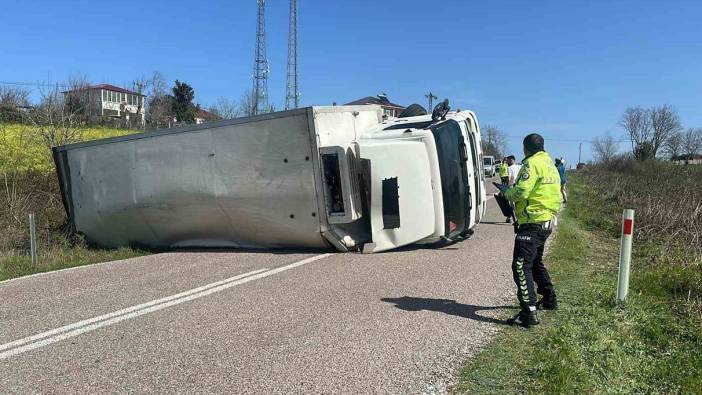 Sinop’ta devrilen kamyonun sürücüsü yaralandı