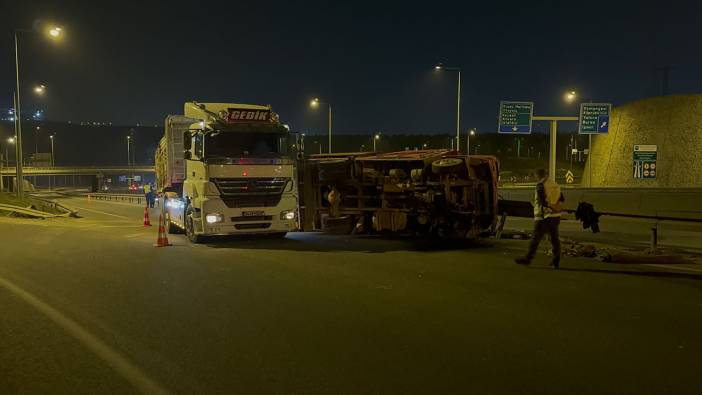 Kocaeli’de virajı dönemeyen odun yüklü kamyon devrildi