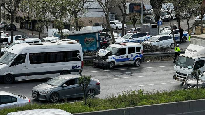 Polis aracı ile servis minibüsü çarpıştı: 4 yaralı