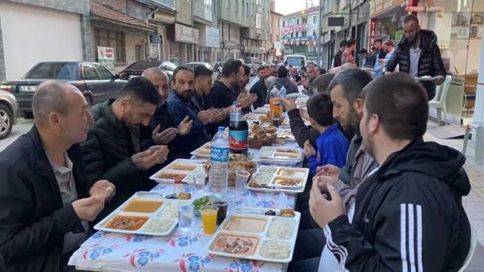 Çorum'da 5 yıldır bozulmayan gelenek: Esnaf caddede iftarda buluşuyor