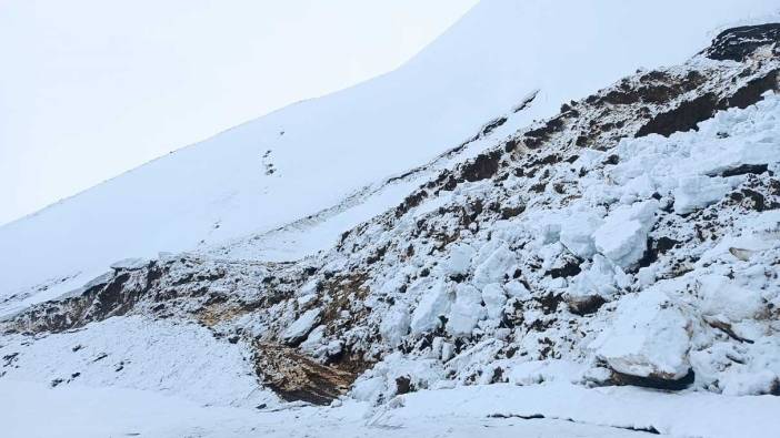 Yüksekova’da heyelan! Köy yolları kapandı